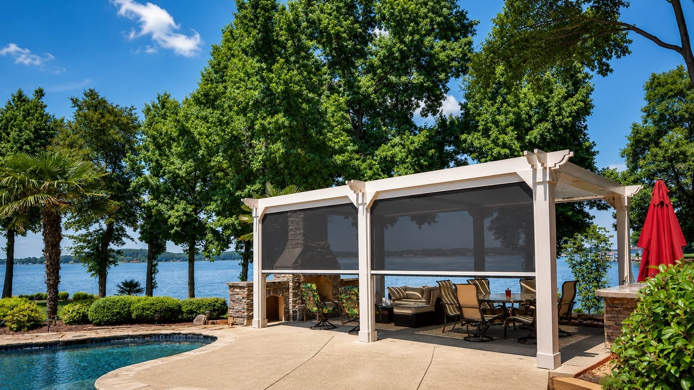 Freestanding pergola fitted with retractable screens
